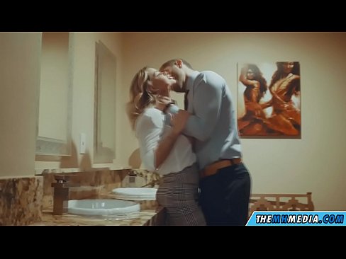 ❤️ Pamene blonde wabusty akunyengererani m'chimbudzi cha anthu onse Zolaula zapamwamba pa ny.pornoreino-com.ru ☑
